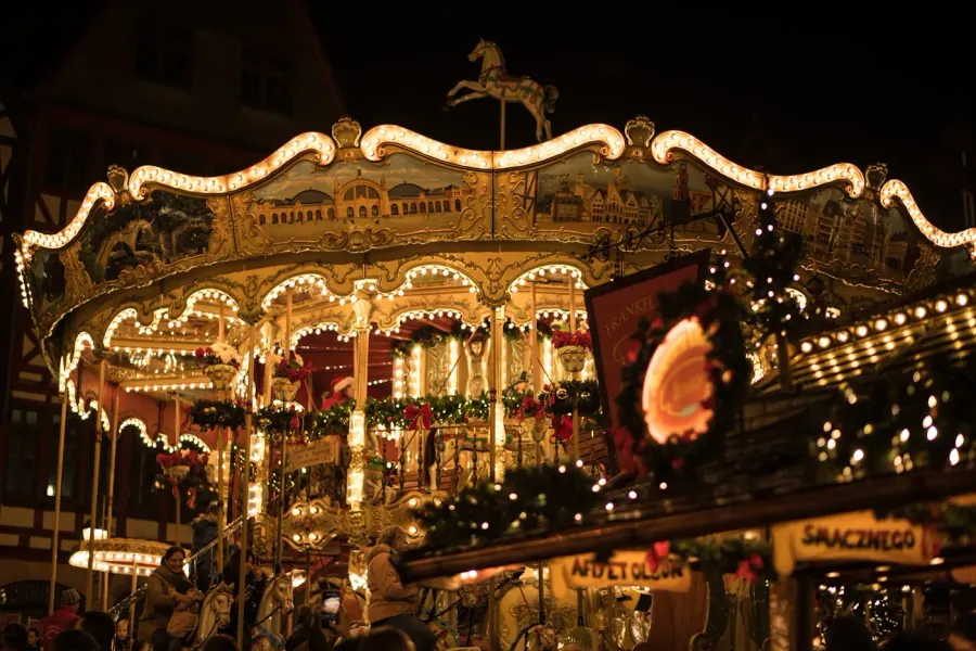 Carrousel illuminé au marché de Noël de Francfort, décors médiévaux et lumières féeriques