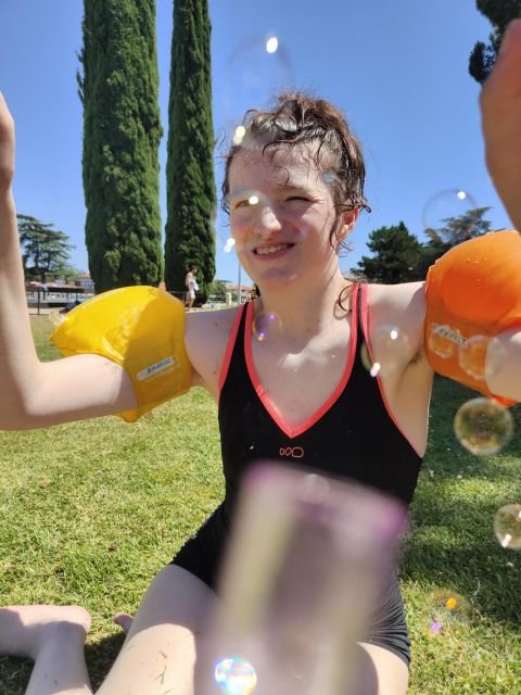 Bulles et joie à la piscine