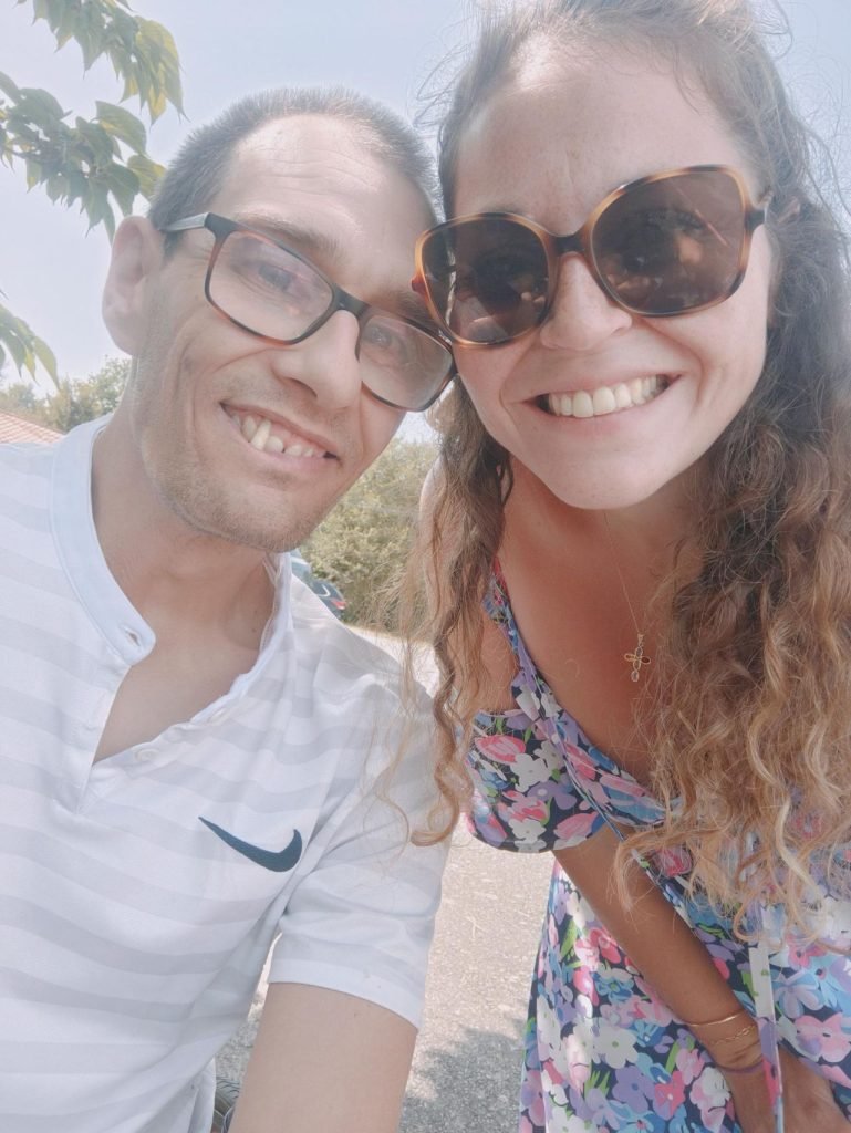 Moments complices lors d&rsquo;une sortie ensoleillée