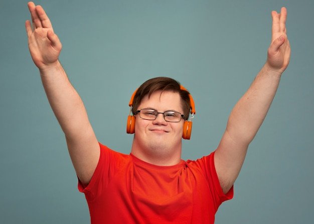 Portrait d'un homme en situation de handicap mental, souriant avec un casque